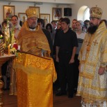 Пение величания свт. Тихону - Небесному покровителю прихода подворья Московского Патриархата в Торонто и поклонение его честному образу. 9 октября 2010 г.