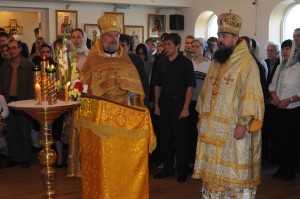 Пение величания свт. Тихону - Небесному покровителю прихода подворья Московского Патриархата в Торонто и поклонение его честному образу. 9 октября 2010 г.